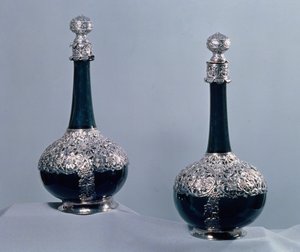 Paire de bouteilles de vin montées en argent, 1689