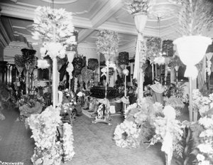 Le cercueil de la reine Liliuokalani dans la salle du trône au palais Iolani, Honolulu, 1917