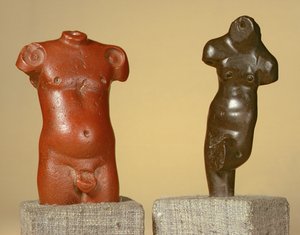 Torso masculin en grès rouge et danseur en grès gris, Harappa, 2300-1750 av. J.-C.