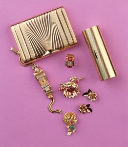 Sélection de bijoux Art Déco : deux étuis à cigarettes ; broche fleur en rubis et boucles d