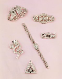 Sélection de bijoux en diamant : broche en diamant en forme de spray baguette et marquise ; clip en diamant Art Déco ; broche en diamant en panneau ; montre-bracelet en diamant pour femme - Unbekannt Unbekannt