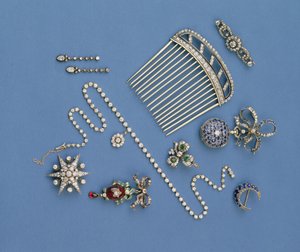 Sélection de bijoux en diamant : peigne à cheveux ; collier à collet gradué ; broche croissant en saphir ; pendentif en émail carbuncle ; montre à gousset ; broche étoile - Unbekannt Unbekannt