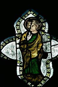 Saint Edmond, couronné et nimbé, portant les flèches de son martyre, vitrail du 14ème siècle