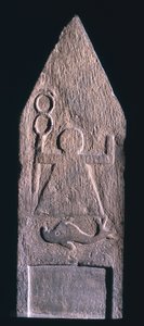 Stèle votive représentant Tanit, déesse de Carthage, tenant un caducée avec un dauphin et une inscription en dessous, phénicienne, de Tophet El-Horfa, Algérie, IIe-Ier siècle av. J.-C. - Unbekannt