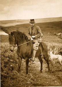 10e duc de Devonshire à cheval sur Bolton Moor, fin des années 1940 - William M. Timlin