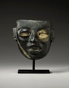 Un masque en pierre de Teotihuacan, sculpté avec le visage juvénile d
