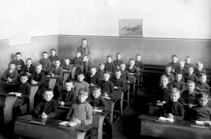 Une classe de garçons, les écoliers sont en uniforme
