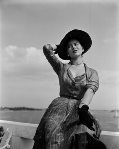 Un mannequin portant des créations de Christian Dior à Venise, 3 juin 1951 : Gants noirs et chapeau