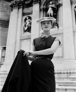 Un mannequin portant des créations de Christian Dior à Venise, 3 juin 1951 : Devant La Salute