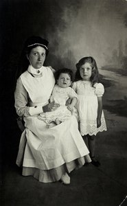 Une « nourrice » posant avec des enfants dans les années 1920.