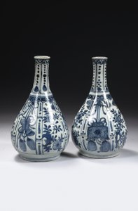 Paire de vases bouteilles chinois bleu et blanc « kraak porselein », période Wanli, 1573-1619 - Unbekannt