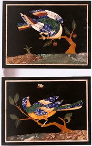 Une paire de panneaux en pietra dura florentine représentant des oiseaux
