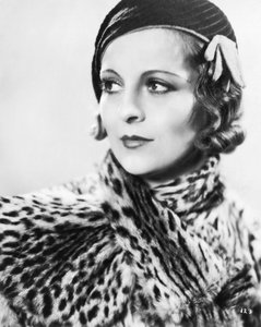 Une jeune femme élégante portant un chapeau et un manteau de fourrure, Angleterre 1933