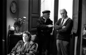Alberto Sordi, Mario Monicelli et Shelley Winters sur la scène de "Un borghese piccolo piccolo", réalisé par Mario Monicelli