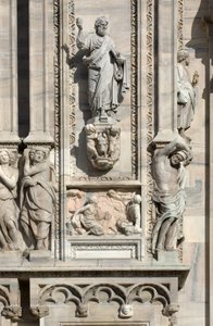 Architecture : statue de Saint Luc (1811), et bas-relief représentant l