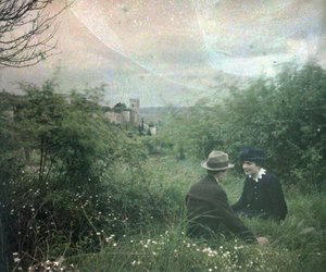 Autochrome anonyme - Touraine et ses châteaux: Le couple de C près du château, Chinon, France