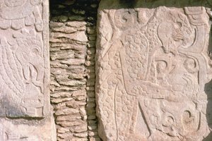 Bas-relief représentant des jaguars arrachant des cœurs humains des victimes sacrificielles