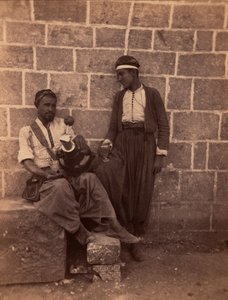 Marchands de limonade à Beyrouth. Photographie de Charles Lallemand (1826-1904) dans « Syrie, costumes, voyages et paysages ». 1865. Collection privée.