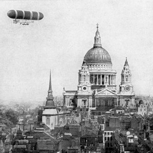 Dirigeable militaire britannique contournant la cathédrale Saint-Paul