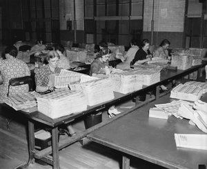 Travailleurs du Bureau de la gravure (photo n/b) - Unbekannt