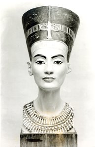 Buste de la reine Néfertiti, vue de face, copie du buste au musée égyptien, SMPK, Berlin