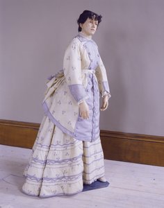 Robe à tournure en alpaga imprimé en chaîne, vers 1872-4