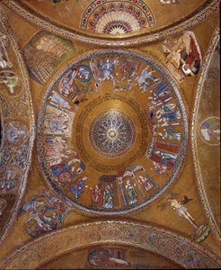 Architecture byzantine : vue du dôme avec des mosaïques sur fond doré