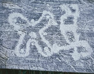 Rose camunienne, copie de gravures rupestres dans la vallée de Valcamonica, dessin au fusain, technique de frottage