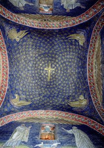 Voûte centrale représentant une croix dorée dans un ciel étoilé avec les attributs des apôtres, 5e siècle (mosaïque)
