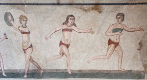 Chambre des Dix Jeunes Filles ou la mosaïque des "filles en bikini". Vue générale sur le panneau supérieur: poids, lancer de disque et course. IIIe - IVe siècle. Villa romaine du Casale, Sicile. Site UNESCO.