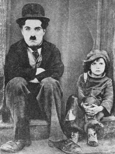 Charlie Chaplin et Jackie Coogan dans The Kid (photo n/b) - Unbekannt