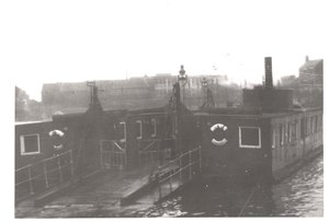 Vue rapprochée du bac à chaîne du port de Blyth