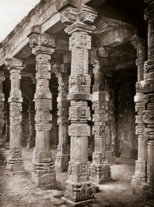 Colonnade de la mosquée de Quwwat-ul-Islam dans le complexe Qutb Minar, Delhi