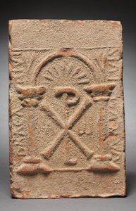 Plaque de tombeau columbarium avec le monogramme du Christ, 500-800