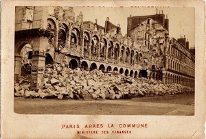 Commune de Paris (1871) vue du Ministère des Finances détruit. Photographie. - Unbekannt