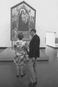 Couple de touristes devant la Maestà de Giotto ou la Madone aux Saints, tempera sur panneau, Giotto di Bondone (1267 env.-1337), Galerie des Offices, Florence