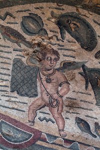 Détail de la mosaïque des Putti pêcheurs. Pêche au filet. IIIe - IVe siècle. Villa romaine du Casale, Sicile. Site UNESCO. - William M. Timlin