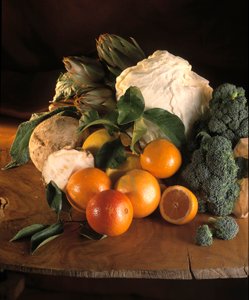 Régime : nature morte de brocolis, oranges, céleri-rave, artichauts, citrons et chou blanc.