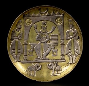 Plat représentant un roi trônant flanqué de deux petits bouquetins assis dans un pavillon soutenu par deux chevaux ailés avec deux serviteurs, sur une base annulaire, sassanide (3e-7e siècles apr. J.-C.) (argent doré) - Unbekannt