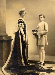 Duchesse Evelyn et Michael Baillie au couronnement de George VI, par Speight Ltd