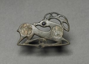 Fibule en forme de cerf couché, c.400 - Unbekannt