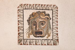 Mosaïque de sol datant du 1er siècle av. J.-C. représentant un masque de Dionysos, d
