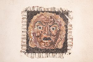 Mosaïque de sol datant du 1er siècle av. J.-C. représentant un masque de Dionysos, d