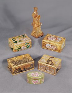 Quatre boîtes à tabac en or émaillé style Louis XV, Stroganoff, et boîte à tabac allemande en forme de singe - Unbekannt