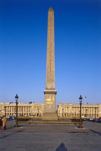 France, Paris, Obélisque de Louxor à la Place de la Concorde, obélisque égyptien dominant un bâtiment couvert de hiéroglyphes dorés.