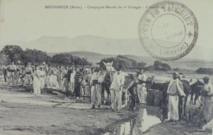 Légionnaire colonial français en patrouille près des montagnes de l