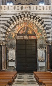 Gênes, Duomo (cathédrale Saint-Laurent), intérieur, endonarthex : vue de la contre-façade et du portail principal