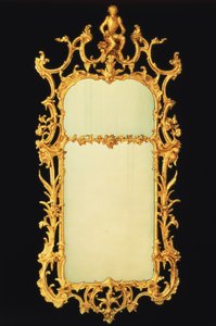 Miroir de cheminée doré de George III, avec deux plaques, crête élaborée, centrée par la figure d