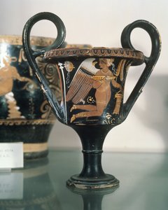 Vase grec, représentant une figure ailée, 350 av. J.-C.