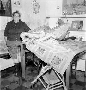 Marée haute à Venise (acqua alta ou inondations) : une résidente dans sa maison. 1962 Venise